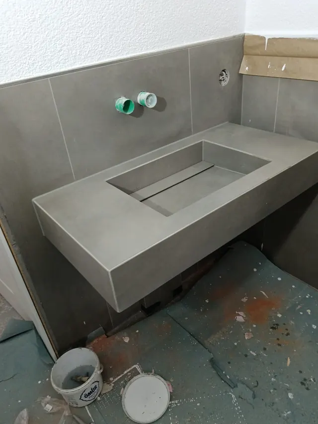 Gemauerter Waschtisch mit vorbereiteten Wasseranschlüssen während der Badsanierung