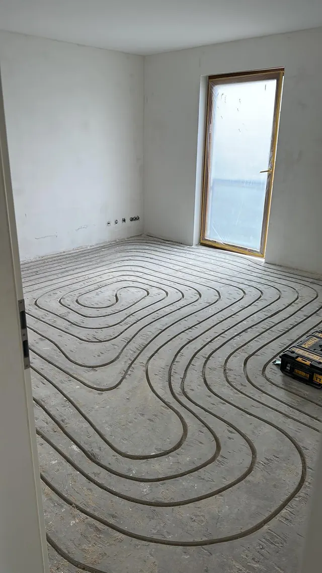 Zimmer mit Balkontür und eingefräster Fußbodenheizung